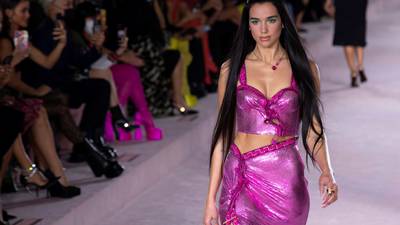 Dua Lipa desfila para Versace en La Semana de la Moda de Milán