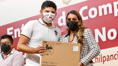 Entregan computadoras a mil 305 estudiantes normalistas en Guerrero