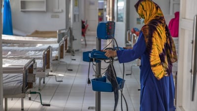 “Es difícil saber que somos algo menos”: Trabajadoras enfrentan las restricciones en Afganistán