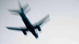 Avión que se desplomó en China se habría desintegrado en el aire