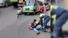 ¿Policías de Tránsito golpean a conductor de microbús? Esto fue lo que pasó