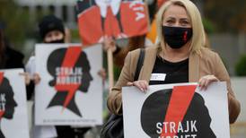 'No vamos a trabajar': Polacas se van a huelga en protesta por fallo contra el aborto