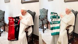 Papa Francisco recibe playeras de Atlas y Santos Laguna en el Vaticano