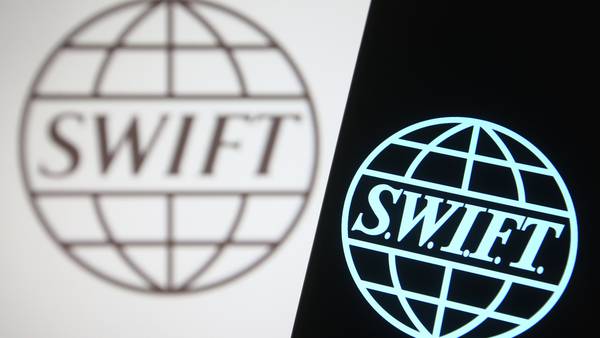 ¿Qué es el sistema de pago SWIFT y por qué piden que se excluya a Rusia?