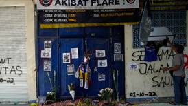 Puertas, demasiado estrechas para quienes escapaban de estampida en estadio de Indonesia