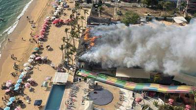 Pa’ vacaciones en Acapulco: se incendia palapa en El Rollo y balean a trabajador en la playa