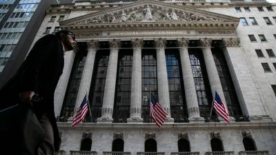 Wall Street cierra ‘bajoneado’ ante menos recortes en tasas por parte de la Fed 