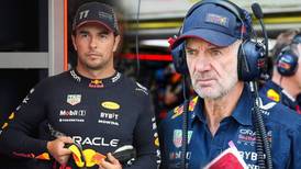 Checo Pérez rompe el silencio tras la salida de Adrian Newey de Red Bull: ‘Creo que lo veremos de rojo’