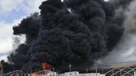 Se incendia campamento de migrantes en Bosnia; no hay heridos