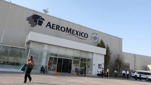 Aeroméxico solicita al Gobierno terminar contratos colectivos de pilotos y sobrecargos