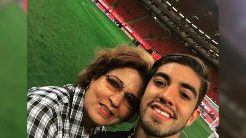 El futbolista mexicano, Rodolfo Pizzarro (derecha) y su madre quien resultó lesionada, tras un ataque en el domicilio de su hermana.