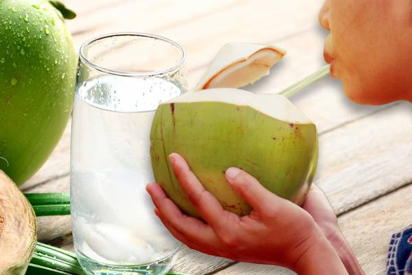 ¿Qué beneficios tiene el agua de coco en la piel?