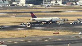 Avión de Delta sufre ponchadura en despegue en el AICM