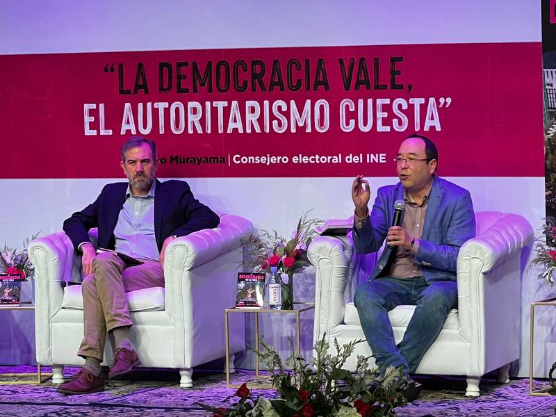 (De izquierda a derecha) Lorenzo Córdova y Ciro Murayama durante la presentación del libro La Democracia vale, el autoritarismo cuesta'.