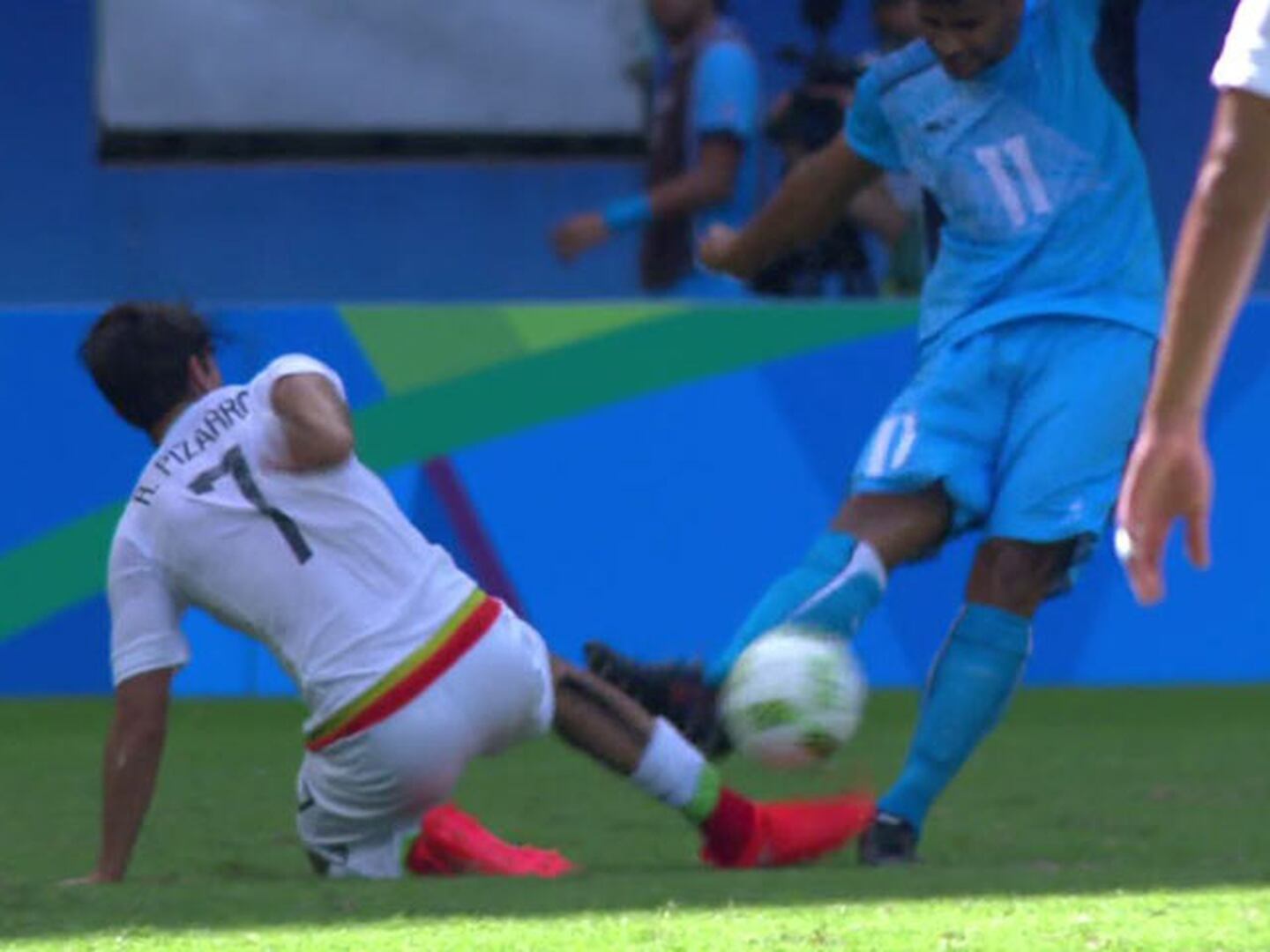 Mira la jugada que fracturó a Rodolfo Pizarro ante Fiji
