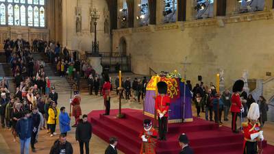 Funeral de la reina Isabel II: Detienen a hombre que tocó féretro 