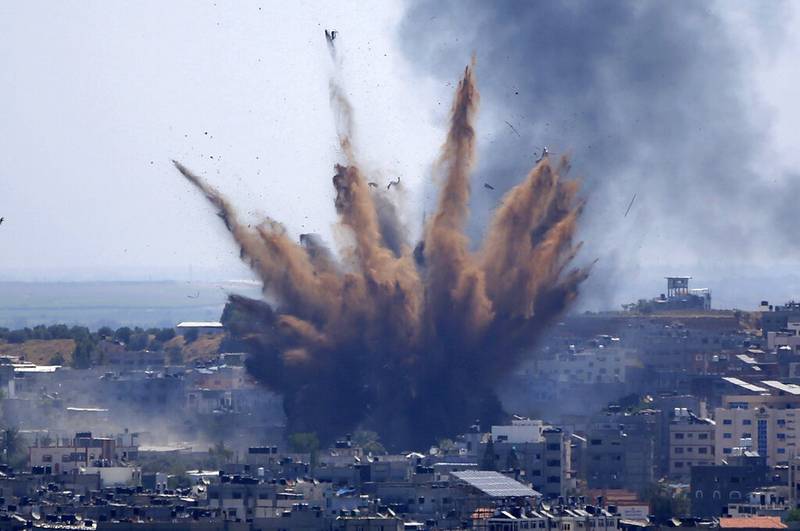 Un proyectil israelí genera una explosión el jueves 13 de mayo de 2021 en un edificio de la Ciudad de Gaza