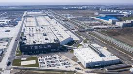 Tesla suspende producción de automóviles en China