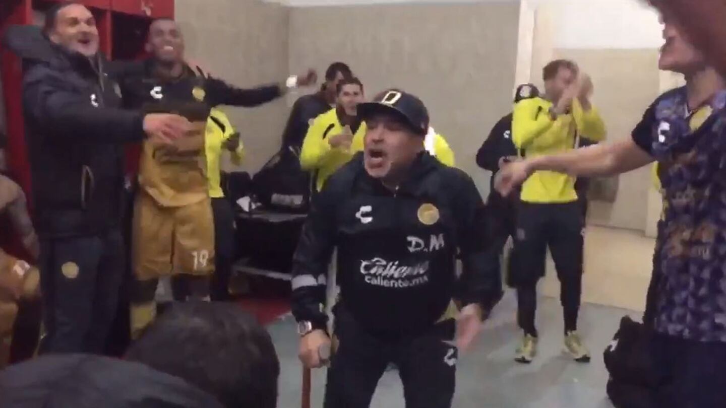 Aun con bastón, Maradona bailó en la celebración del triunfo de sus Dorados (VIDEO)