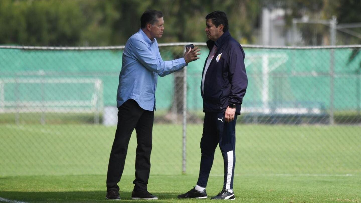 LUP: ¿Es correcto que Ricardo Peláez busque DT para Chivas con Luis Fernando Tena aún en el puesto?