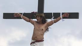 Experto en interpretar a Jesús: Filipino es clavado en la cruz por 35ma vez y pide por paz en Gaza