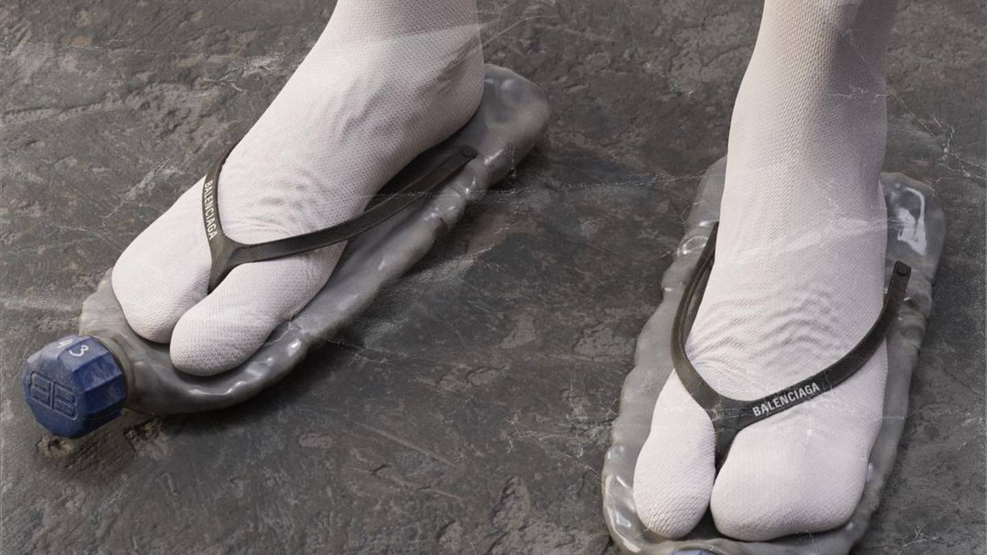 Balenciaga lanzó sandalias con suela botella de plástico? sabemos – Financiero