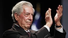 Vargas Llosa da positivo a COVID-19; se encuentra bien y aislado en su casa de Madrid