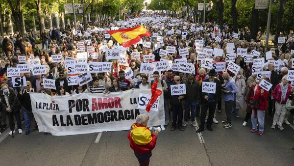 ‘Por amor a la democracia’: Marchan para que Sánchez no deje el gobierno de España tras acusaciones