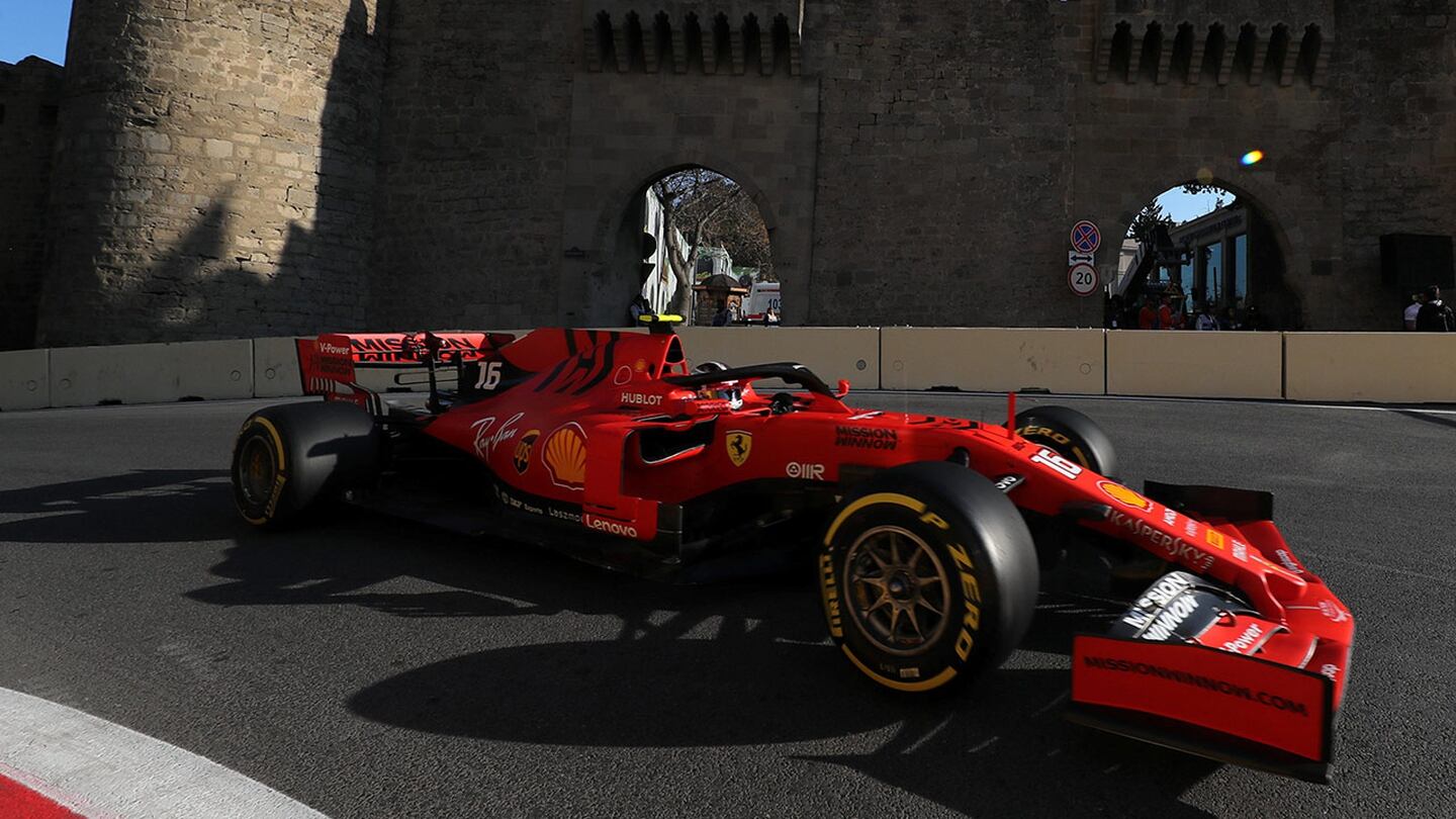 Leclerc y Ferrari dominaron en Bakú