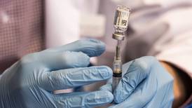 Aplicación de vacuna contra COVID de Johnson & Johnson se queda en pausa a espera de más datos sobre coágulos