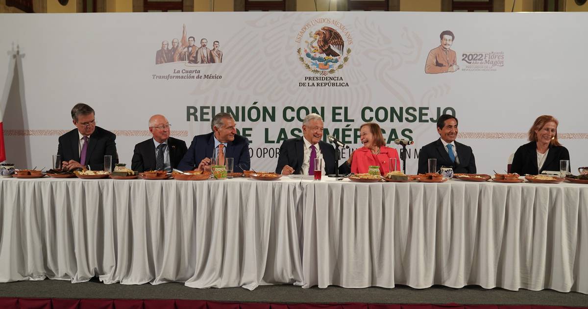 AMLO is having dinner with American businessmen.  They talk about investment and integration – El Financiero