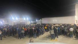 Hallan a más de 350 migrantes en un camión en Veracruz
