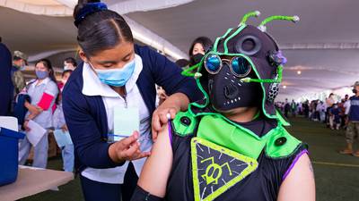 Centennials lo vuelven a hacer: ‘chapulinean’ vacunación COVID en Xochimilco