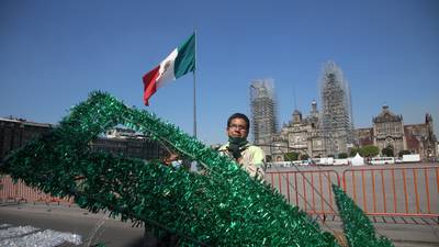 La Navidad 'se instala' en CDMX: autoridades colocan decoración decembrina  en Zócalo – El Financiero