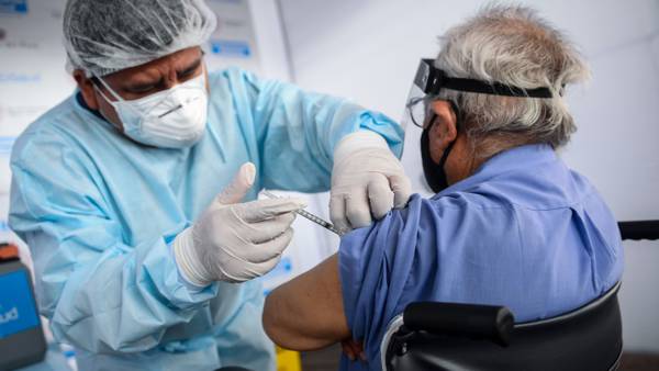 'Cumplan con acuerdo': Unión Europea amenaza a AstraZeneca con vetar exportación de vacunas