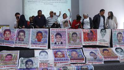 Familias de Ayotzinapa piden reunión con AMLO, para que Ejército entregue documentos
