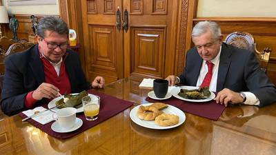 La política en la mesa: 9 veces que AMLO ha gobernado con tamales de chipilín, chicharrón y huitlacoche
