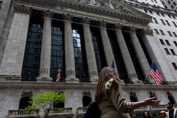 Wall Street cierra ‘desanimado’ ante postura restrictiva de a Fed