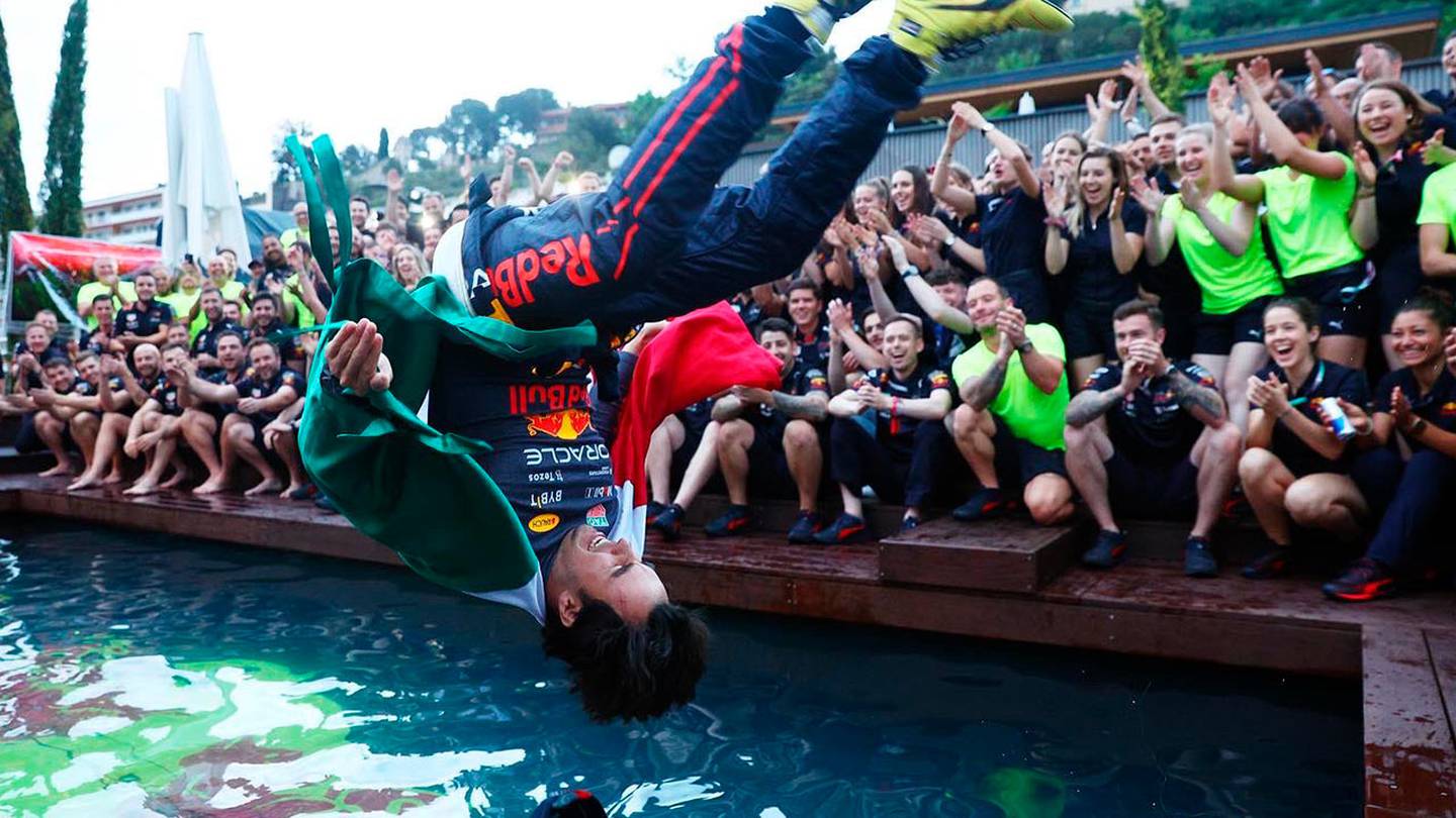 Checo se lanzó al agua para festejar su triunfo en Mónaco.