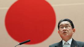 Fumio Kishida: atacan al primer ministro japonés con bomba de humo en mitin 