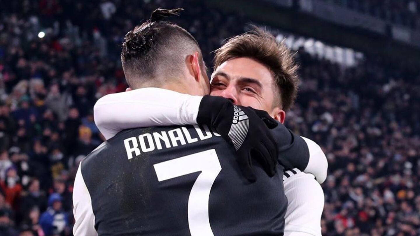 El accidental beso en el festejo entre Cristiano Ronaldo y Dybala