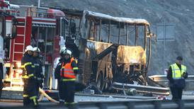 Autobús con turistas choca en Bulgaria; al menos 45 personas fallecen
