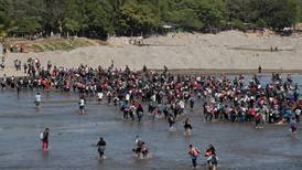 Migrantes intentan cruzar el río Suchiate para llegar a México