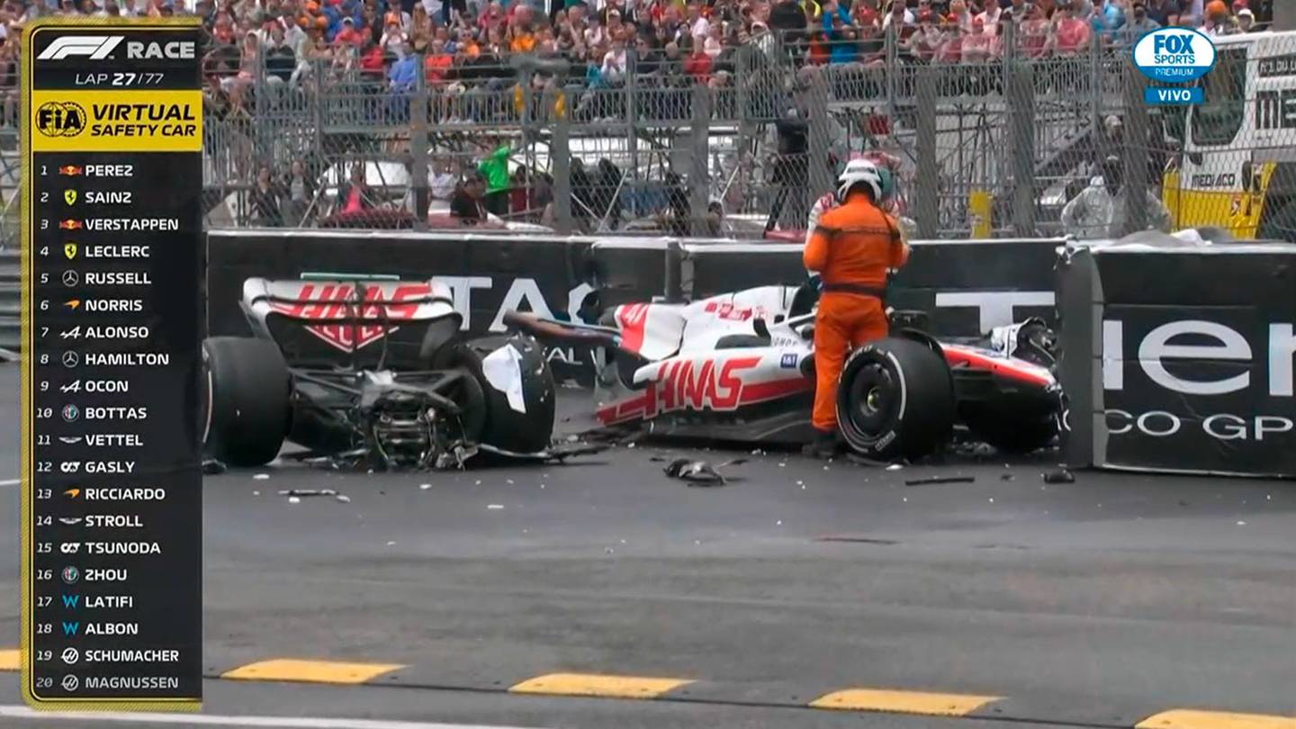 Schumacher sufrió un gran impacto que partió su auto.