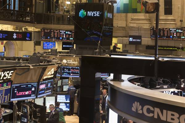 Wall Street ‘se tambalea’ en espera de la decisión de la Fed; Dow Jones cae 0.51%