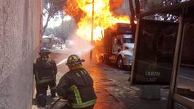 Camión con tanques de gas se incendia en Tlalpan, cerca del Estadio Azteca; no hay lesionados