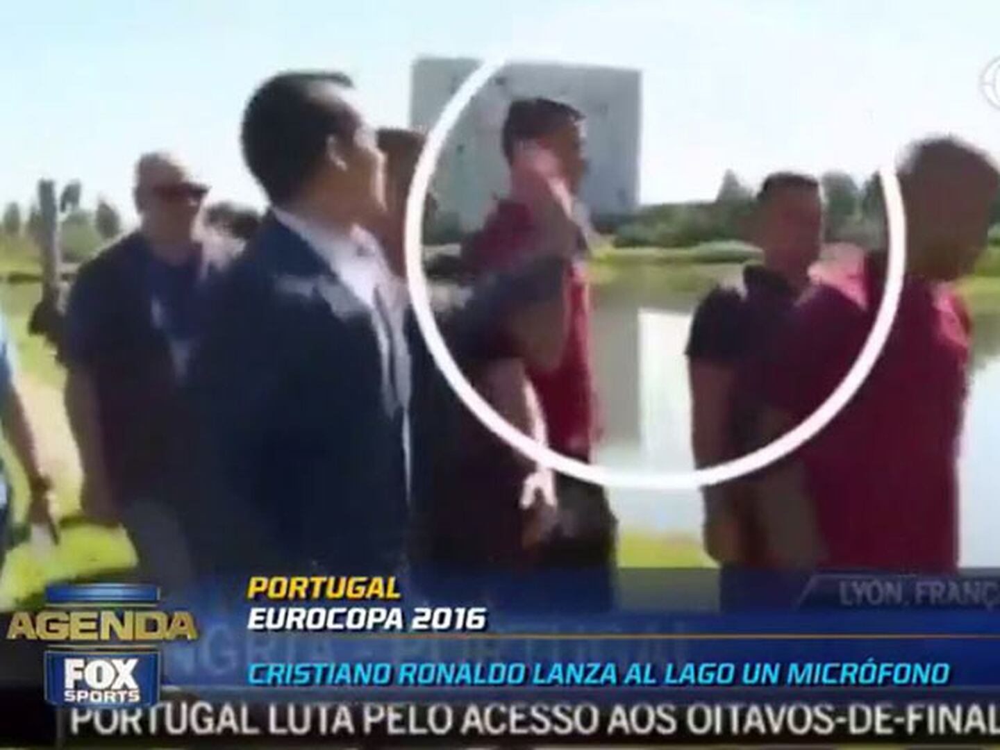 Cristiano Ronaldo lanzó micrófono de reportero al agua