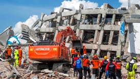 Desesperación entre víctimas tras sismo en Indonesia
