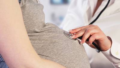 COVID-19 en el embarazo: ¿Cómo daña el virus al cerebro del bebé? 