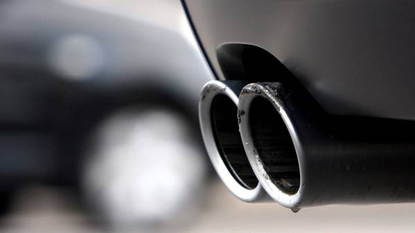 Adiós a los autos de combustión, Unión Europea pone fecha para eliminar emisiones de carbono